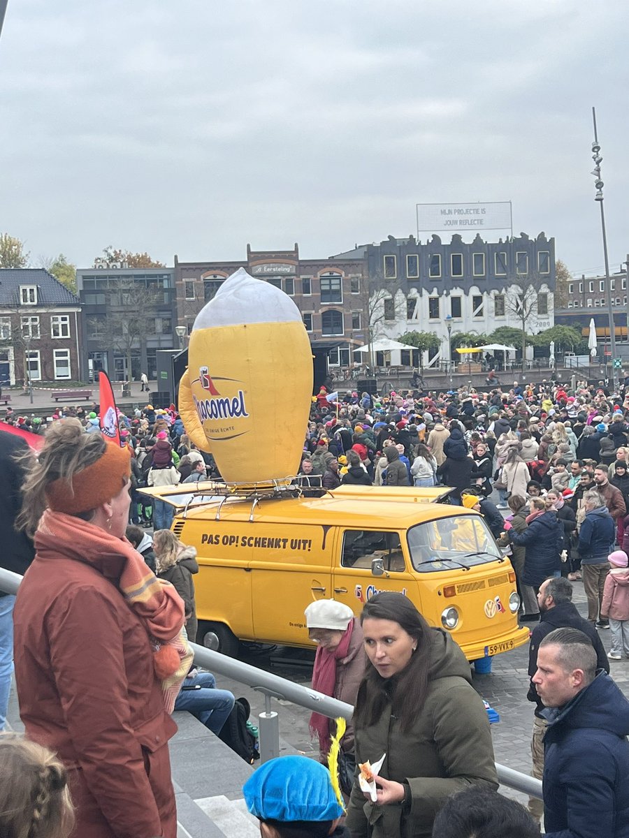 Hier is goed nagedacht over waar het podium neer te zetten (heel laag, kids op t plein zien t niet) en dan ook nog een opblaasbare chocomelk ervoor 😅🙈