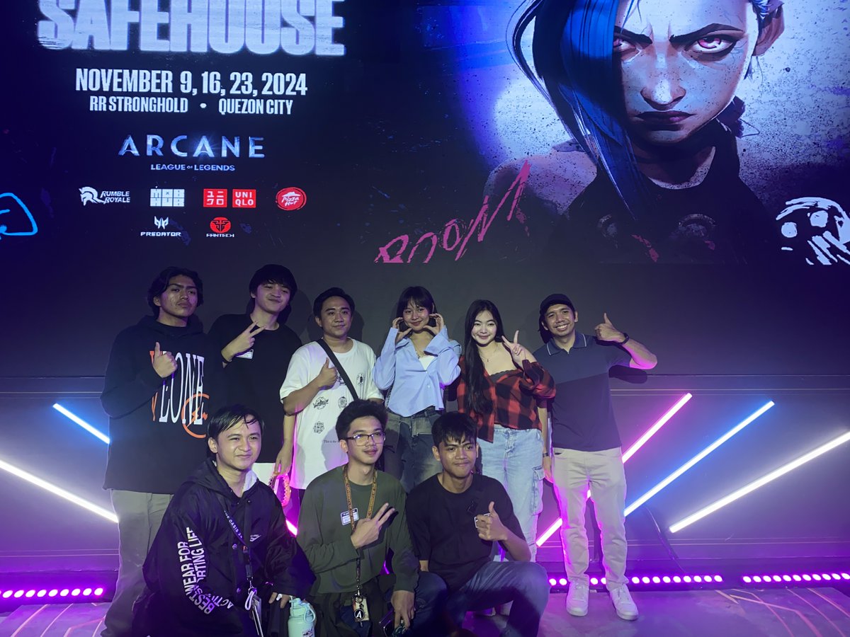 RumbleRoyalePH's tweet photo. Epic DAY 2 at JINX'S SAFEHOUSE here at the STRONGHOLD!

Held a MEET &amp; GREET featuring some of your favorite creators and cosplayers in 

Wildrift players got the chance to go up against PRO PLAYERS in the 1v1 Wildrift Showmatch!

#REIGNSUPREME #IntoTheArcane #JinxSafehouse https://t.co/qZRgK3etzC