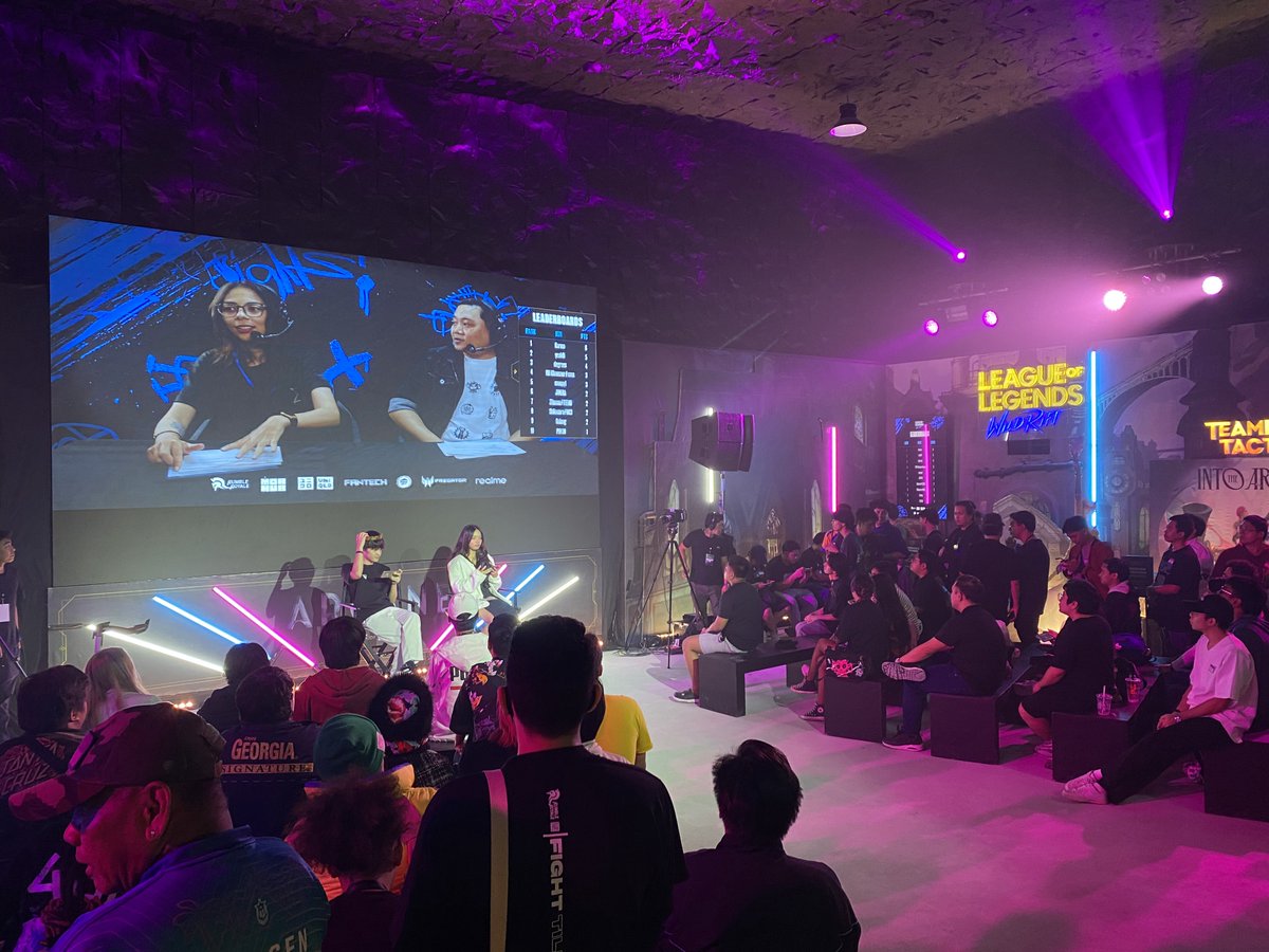 RumbleRoyalePH's tweet photo. Epic DAY 2 at JINX'S SAFEHOUSE here at the STRONGHOLD!

Held a MEET &amp; GREET featuring some of your favorite creators and cosplayers in 

Wildrift players got the chance to go up against PRO PLAYERS in the 1v1 Wildrift Showmatch!

#REIGNSUPREME #IntoTheArcane #JinxSafehouse https://t.co/qZRgK3etzC