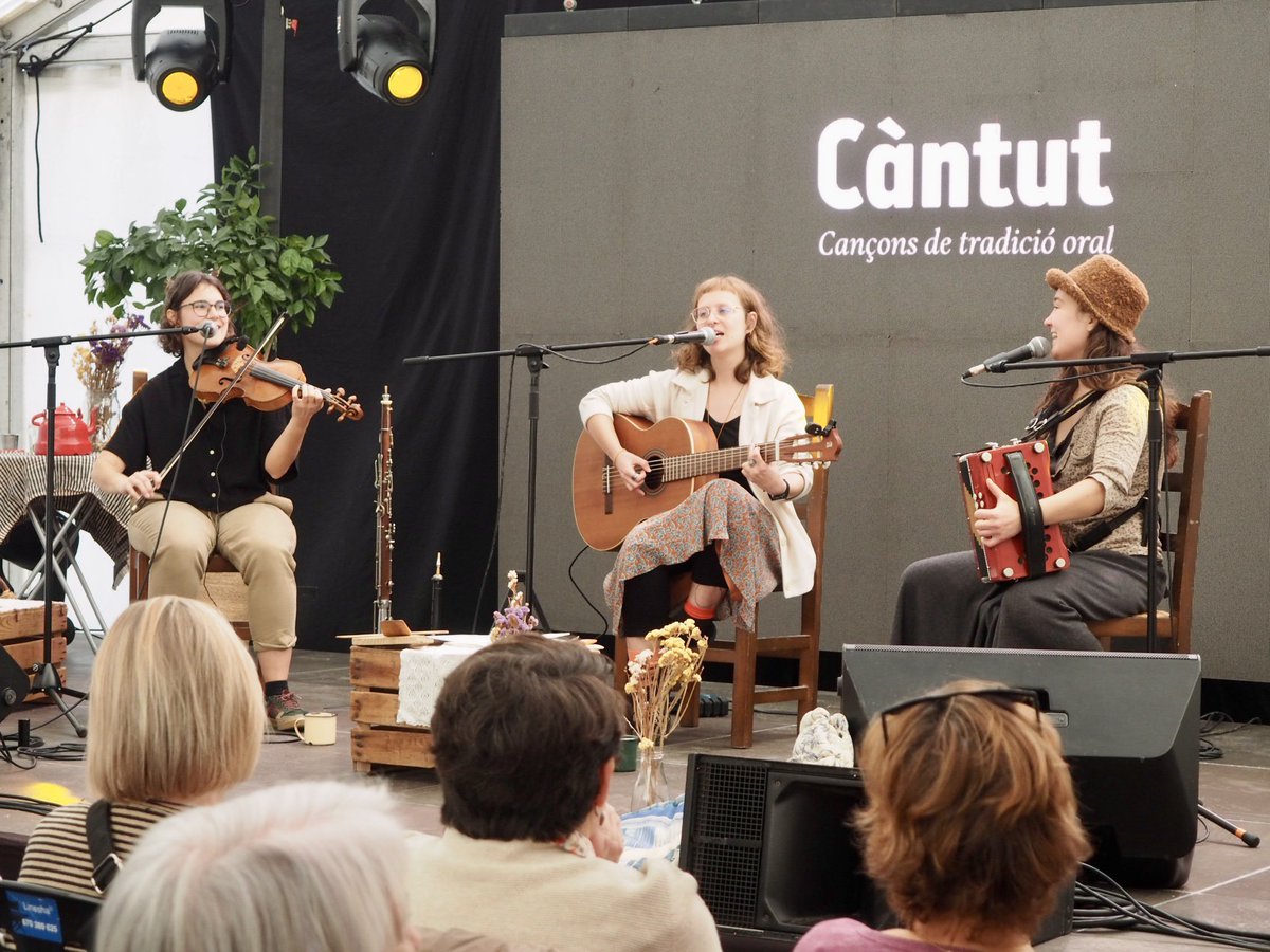 cantutmusica's tweet photo. “Venim al Càntut per posar el dit a la llaga”. 🗣️ Sota el títol ‘Primfila i se’n va’, La Filadora ofereix al Pati de Can Trinxeria un concert-xerrada que reflexiona, remou i repensa algunes cançons tradicionals catalanes des d’una perspectiva de gènere. https://t.co/l1klCEDkqY