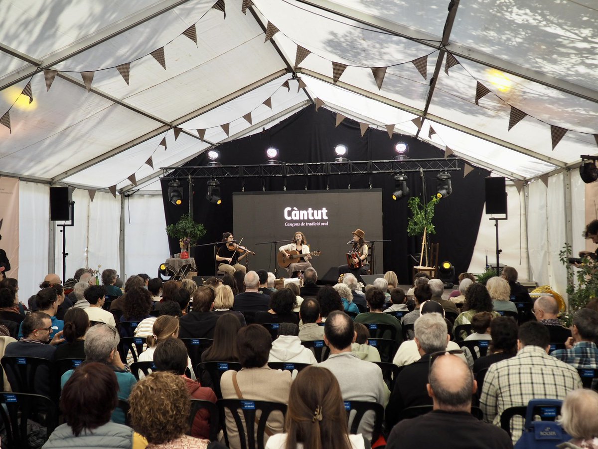 cantutmusica's tweet photo. “Venim al Càntut per posar el dit a la llaga”. 🗣️ Sota el títol ‘Primfila i se’n va’, La Filadora ofereix al Pati de Can Trinxeria un concert-xerrada que reflexiona, remou i repensa algunes cançons tradicionals catalanes des d’una perspectiva de gènere. https://t.co/l1klCEDkqY