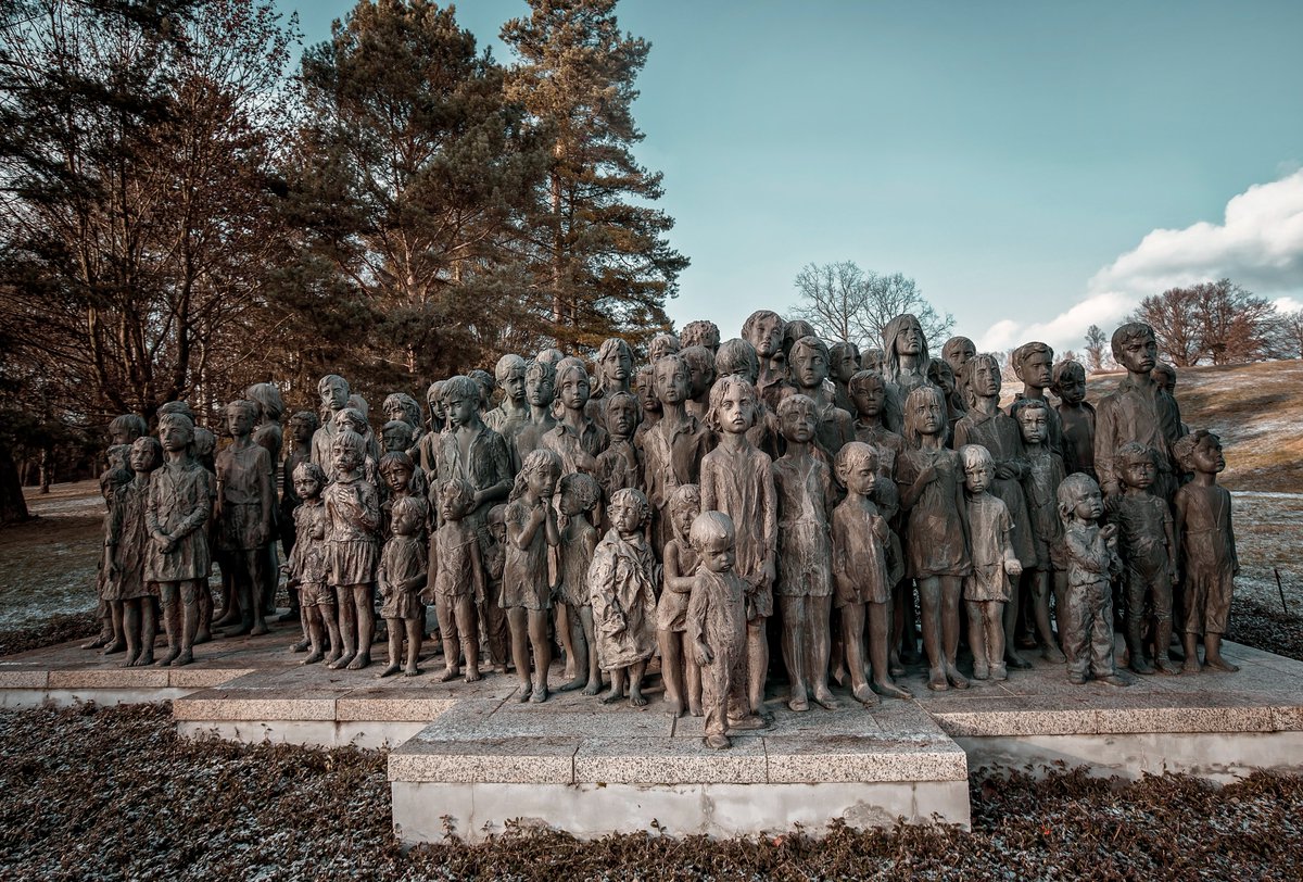 Dnes je tomu přesně 35 let ode dne, kdy pro Lidice přestalo bít jedno výjimečné lidské srdce. V předvečer 17. listopadu 1989 náhle zemřela na srdeční infarkt akademická sochařka Marie Uchytilová, autorka Památníku dětských obětí války
lidice-memorial.cz/pamatnik/aktua…