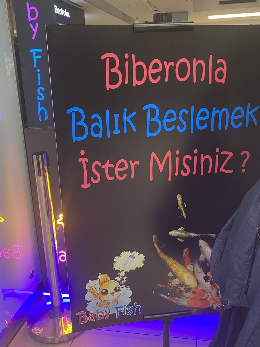 mimicim06's tweet photo. Ankara/Ankamall isimli alışveriş merkezinin -1. Katında ‘Baby Fish’ adında nereden ne ruhsatı aldığı meçhul bir işletme açılmış. Söz konusu yerde koskocaman dibi kirden pislikten görünmeyen bir havuz ve içinde de süs balıkları var. Önüne kocaman: ‘Biberonla balık beslemek ister misiniz?’ yazmışlar. Balıklar sürekli beslendikleri için muhtemelen ölüyorlar ve yerlerine yeni balıklar konuyor yeniden. Konuyla ilgili @TCTarim ‘ı defalarca aradım ancak açan olmadı. Konuyu CİMER’e de taşıyacağım. Bu konuyla alakalı kamuoyu oluşturmak adına RT desteğinizi istiyorum 🙏🏼