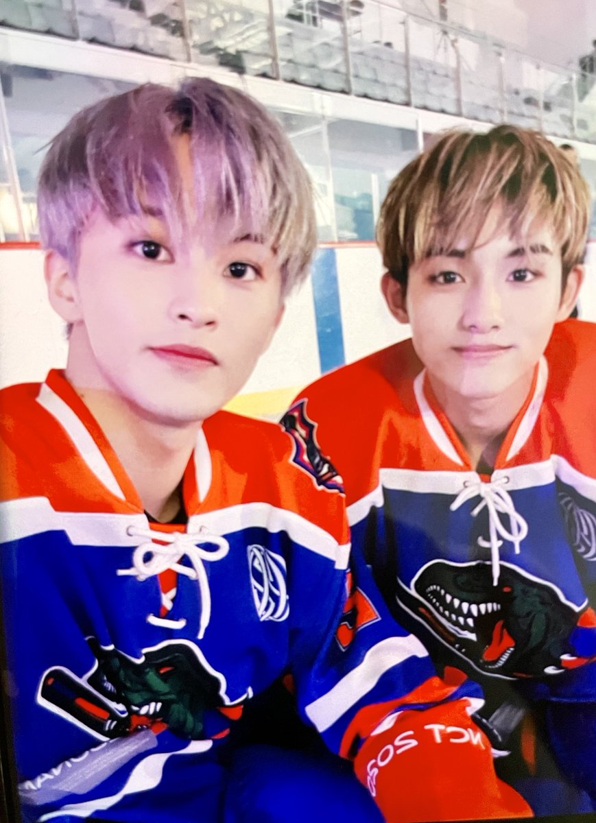 마크 전에 윈윈형이랑 찍은 하키복 셀카를 원본이 아니라 핸드폰 화면 찍어서 보내준 거 생각남