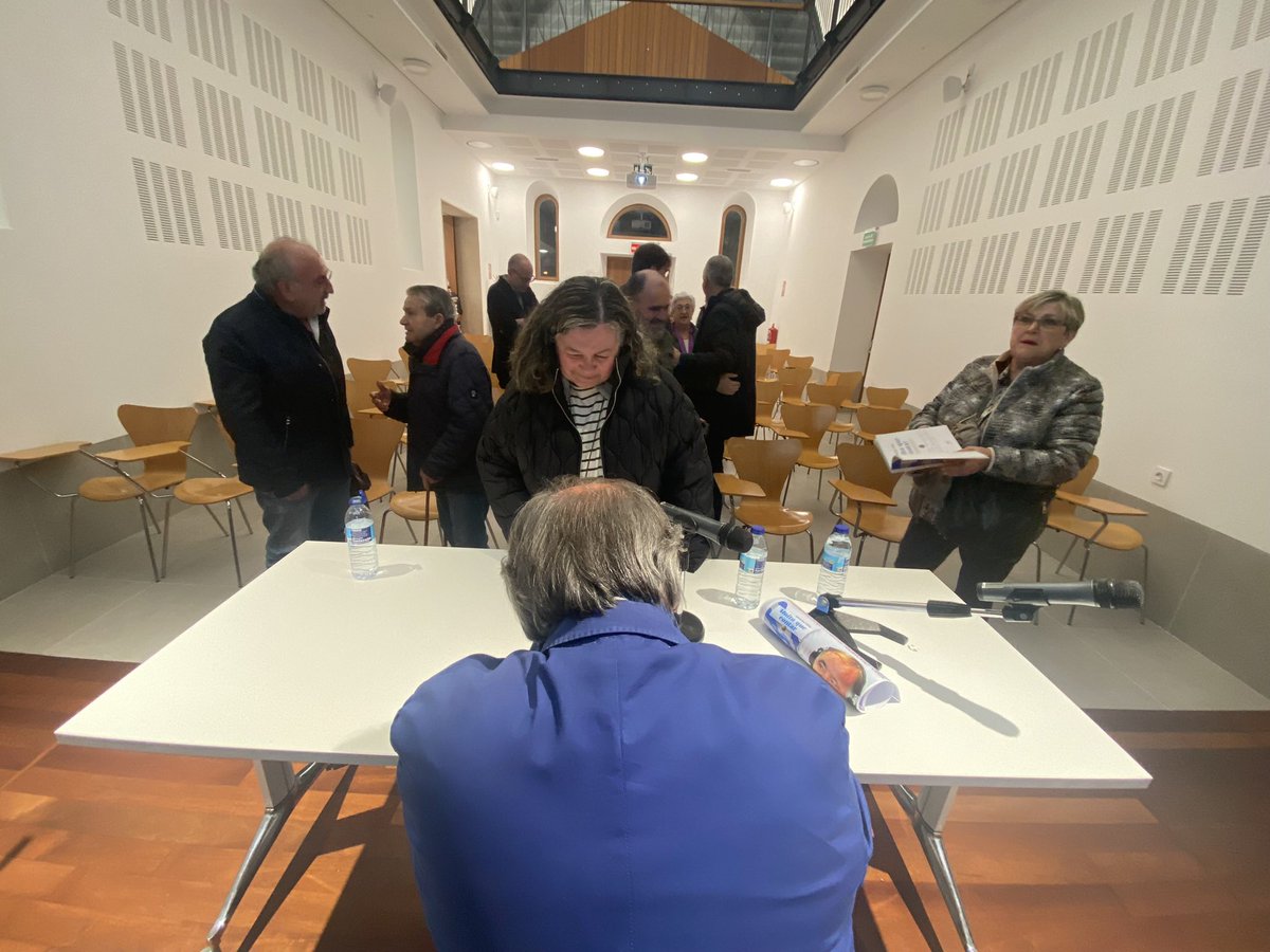 MoitoQueContar's tweet image. Este venres estivemos en Pontedeume, na casa da Cultura, onde encontramos moitos lectores animosos e con gañas de Moito que contar. 
Aproveitamos o post para animarvos a contactar con nós e levarvos os relatos escritos por @monchovina en Moito que contar