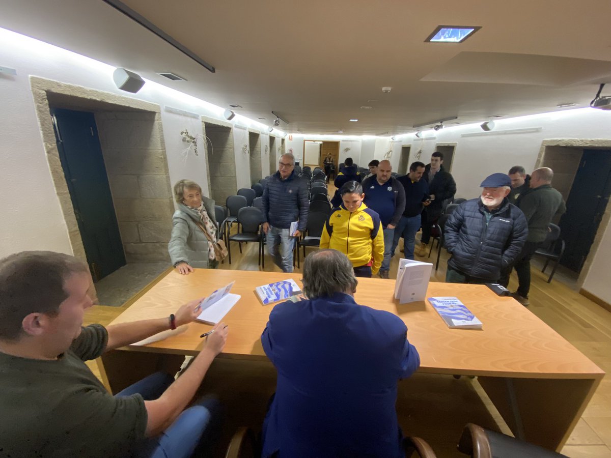 MoitoQueContar's tweet image. Este venres estivemos en Pontedeume, na casa da Cultura, onde encontramos moitos lectores animosos e con gañas de Moito que contar. 
Aproveitamos o post para animarvos a contactar con nós e levarvos os relatos escritos por @monchovina en Moito que contar