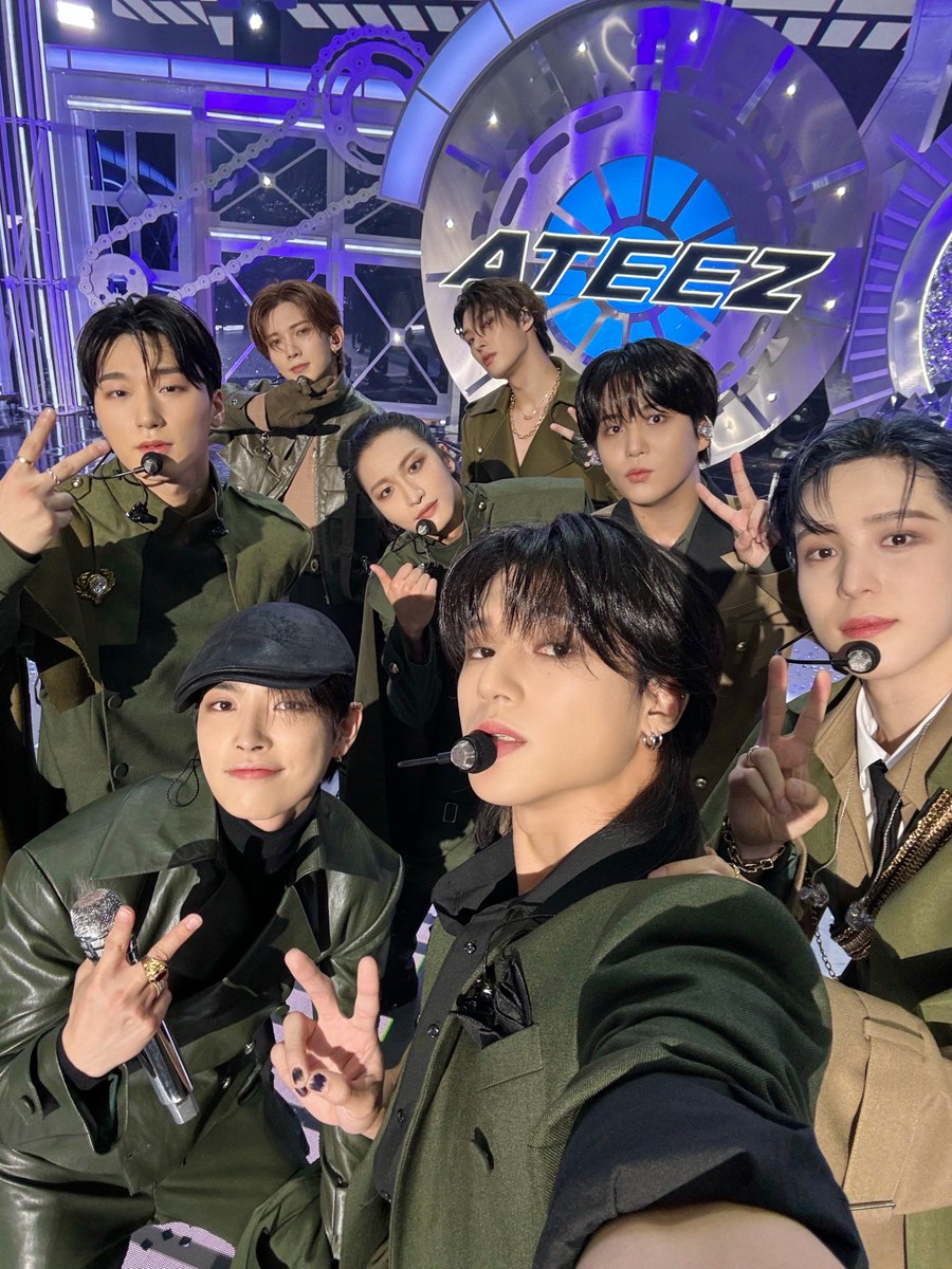 ATEEZofficial's tweet photo. [📷] TODAY ATEEZ

누군가가 항상 행복했으면 좋겠다는 바람이
비로소 사랑이라는 것을 알려준 ATINY와
어둠이 막아서도 어떤 곳이든 함께할 거야⭐

#TODAY_ATEEZ #ATEEZ #에이티즈
#GOLDENHOUR #GOLDENHOUR_Part2 #IceOnMyTeeth https://t.co/qSki5xUfR7