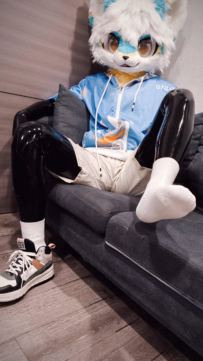 母狗，脱我鞋干什么？
📸：<a href="/AiwalHoros/">Aiwal</a>
#fursuit
#latexfur