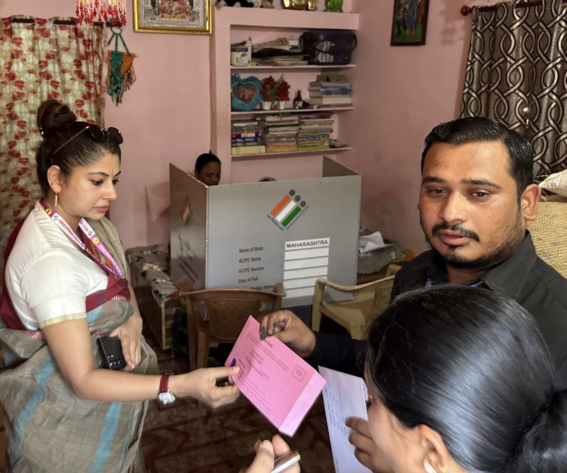 InfoBuldhana's tweet image. Today, the Home Voting 🗳️ facility for senior citizens above 85 years &amp;amp; PwD was successfully completed in #Buldhana under observation of General Observer.

#DoVote #Maharashtra #Election @CEO_Maharashtra