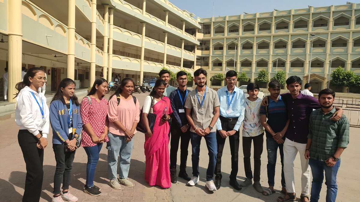 CollectorMeh's tweet photo. જાપાન સરકાર તરફથી  સ્ટાર્ટઅપ વિઝા ધરાવનાર પ્રથમ ભારતીય મહિલા અને FOX એકેડેમીના સ્થાપક અને સીઈઓ વિજયાલક્ષ્મી કરુપ્પાસામીએ મહેસાણા જીલ્લાના વિદ્યાર્થીઓએ "લોકલ ટુ  ગ્લોબલ સ્ટાર્ટઅપ જર્ની" અને "AI technology" અન્વયે દિશાસૂચક જાણકારી આપી. 

@revenuegujarat  @CMOGuj @PMOIndia https://t.co/oP9Auu6rYq
