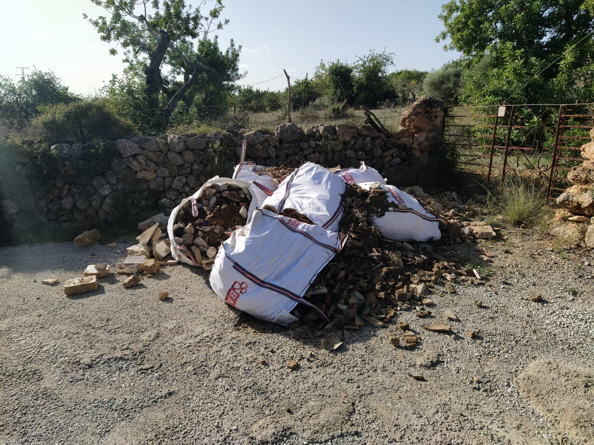 Sí algú per la zona Marratxí-Bunyola pot reconèixer aquesta marca “P” o un camionet amb la cabina de color groc, ens serviria d’ajuda per saber qui ens ha deixat aquests enderrocs al camí de ca nostra! Gràcies. La denúncia està feta.