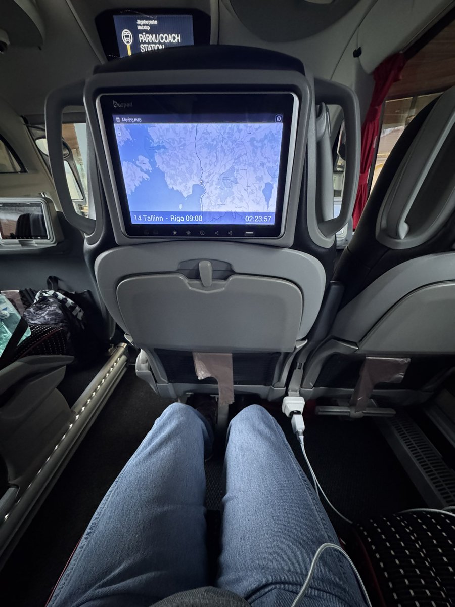 dobro_hrvatska's tweet photo. タリンーリガはLUX Expressで移動🚌
エストニア本社のバス会社で、バルト諸国発着路線に特化した会社🇪🇪🇱🇻🇱🇹
ピッカピカの新車に全車WiFi、電源装備🛜🔌
座席は航空機並みに個人モニター、フットレス装備💺
ミネラルウォーター、コーヒー、紅茶サービスと至れり尽くせり☕️
また乗りたい😊
＃LUXExpress https://t.co/tq4U5k9Huz
