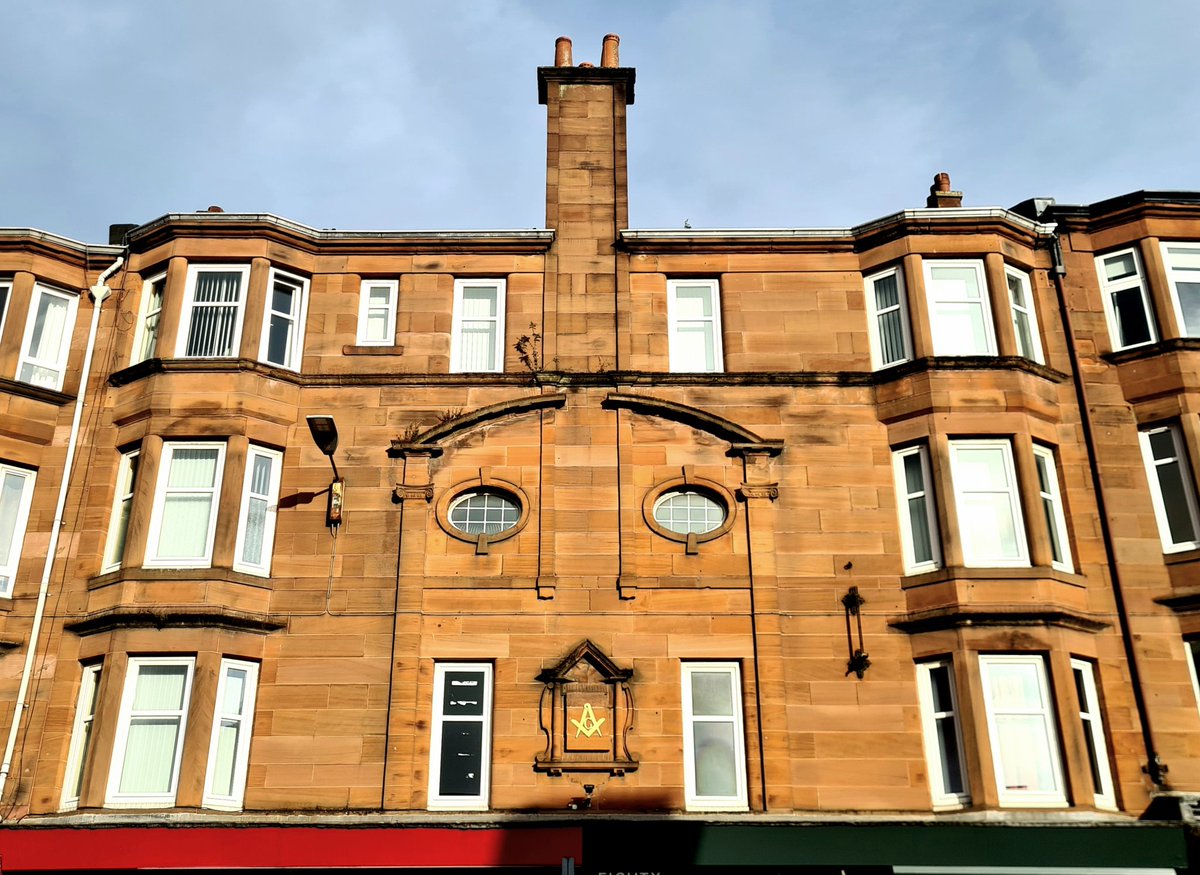 I've always loved this 'face' on a tenement on Dumbarton Road in the Partick area of Glasgow. 

Cont./

#pareidolia #glasgow #architecture #glasgowbuildings #partick #glasgowhistory  #tenement #glasgowtenements