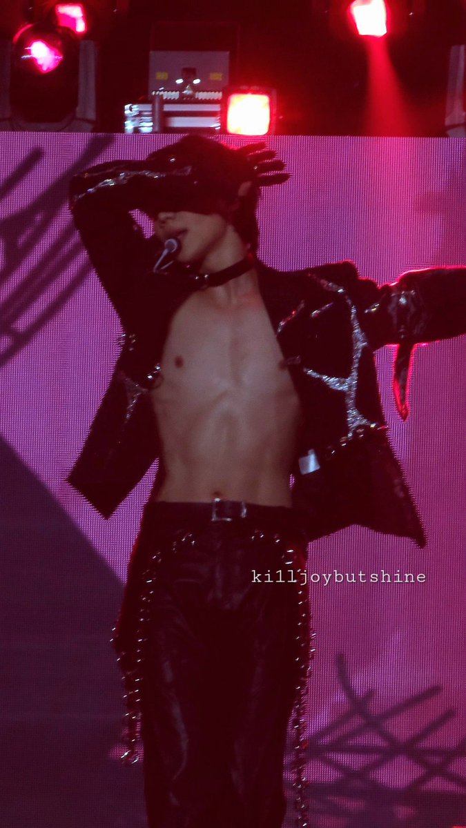 codekkb's tweet photo. I was only half serious when i made that tweet but now i think taemin did this deliberately. the chokers bruh https://t.co/isEhYka8vi