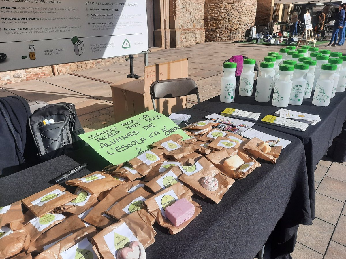 apdir2015's tweet image. A la #refirat de @rubicity amb el nostre projecte #rubiclak .#diversitat #sostenibilitat  @AjRubiNET @