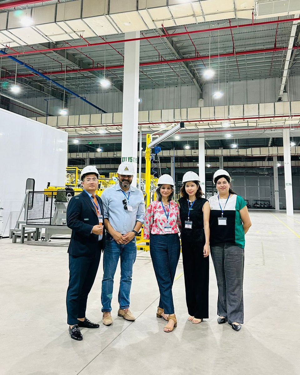 EnergyAlliance's tweet photo. 🔋 Have you always wondered how a battery energy storage system (BESS) factory looks like?
@globalenergyalliance visited VinGroup's battery storage facility in Ha Tinh, Vietnam.
#LetsChangeEnergy #SayYEStoBESS https://t.co/TrMu240LC2
