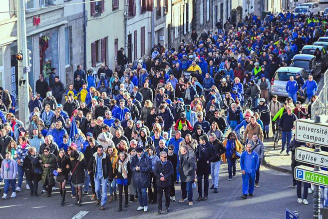 Une semaine après la mort de Jean-Marc Chatard, #Limoges s'est recueillie pour son "ange bleu"

lepopulaire.fr/limoges-87000/…