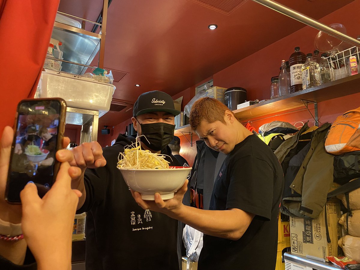 shotaro46sato's tweet photo. 烏賊ラーメン

烏賊ラーメンと僕は出会うべくして出会ったのかも…

というのも、
コラボが決まった時僕は箕輪家で鍋を突いていた‼︎

まるさんがめっちゃ喜んでいたのを
昨日のように覚えている

そこから始まった烏賊ラーメン

つづく
@minowayamaru https://t.co/6JSceYWC1x