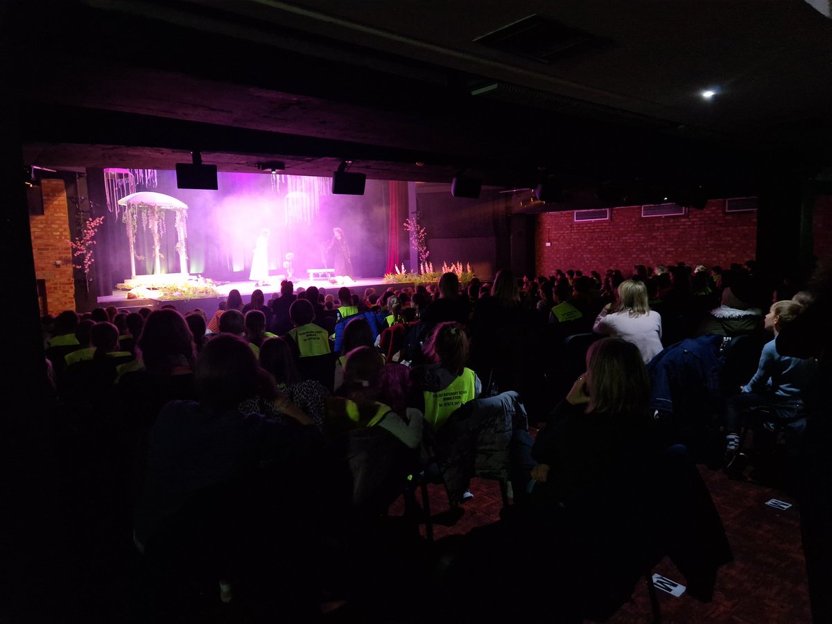 posklondon's tweet photo. Pełna sala na porannym przedstawieniu "Smoka Wawelskiego - Inna Historia" w wykonaniu Teatru POSK DZIECIOM 🎭 

Dzieci były zachwycone bohaterami z bajki oraz piękną scenografią. 

Zapraszamy na kolejne przedstawienia.

💻 Bilety i więcej informacji: https://t.co/ciyXV3Ofko https://t.co/nFlcGpKTkn