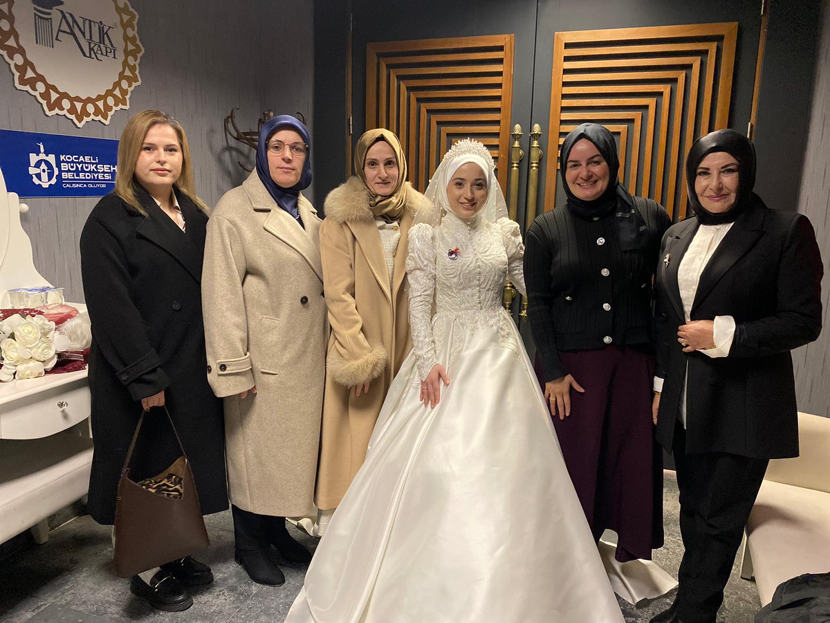 akkadinizmit41's tweet photo. İl Başkan Yardımcımız Abdullah Binbay’ın oğlu Mehmet Zahid &amp; Fatma Betül çiftimizin düğün cemiyetine, İlçe Kadın Kolları Başkanımız @Pnaratabay1 ve yönetim kurulu üyelerimiz ile beraber katılım sağladık.

Genç çiftimize bir ömür boyu mutluluklar dileriz. https://t.co/941Bjcdyke