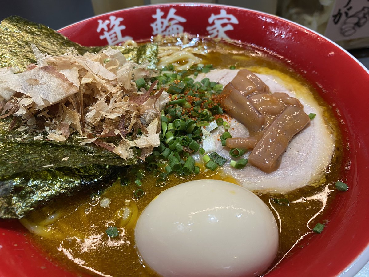 shotaro46sato's tweet photo. 本日ご家族で来店されたお客様が
帰り際に笑顔で
めっちゃ美味しかったです☺️
と喜んで帰られ
気になっていた烏賊ラーメン

賄いで食べさせていただいたが
あまりの美味さにぶっ飛んだ

これはなんだ

うますぎる

白米との相性👍

未知の世界を感じにぜひ箕輪家へ

いってらっしゃい

@minowayamaru https://t.co/PHDHhOpAap