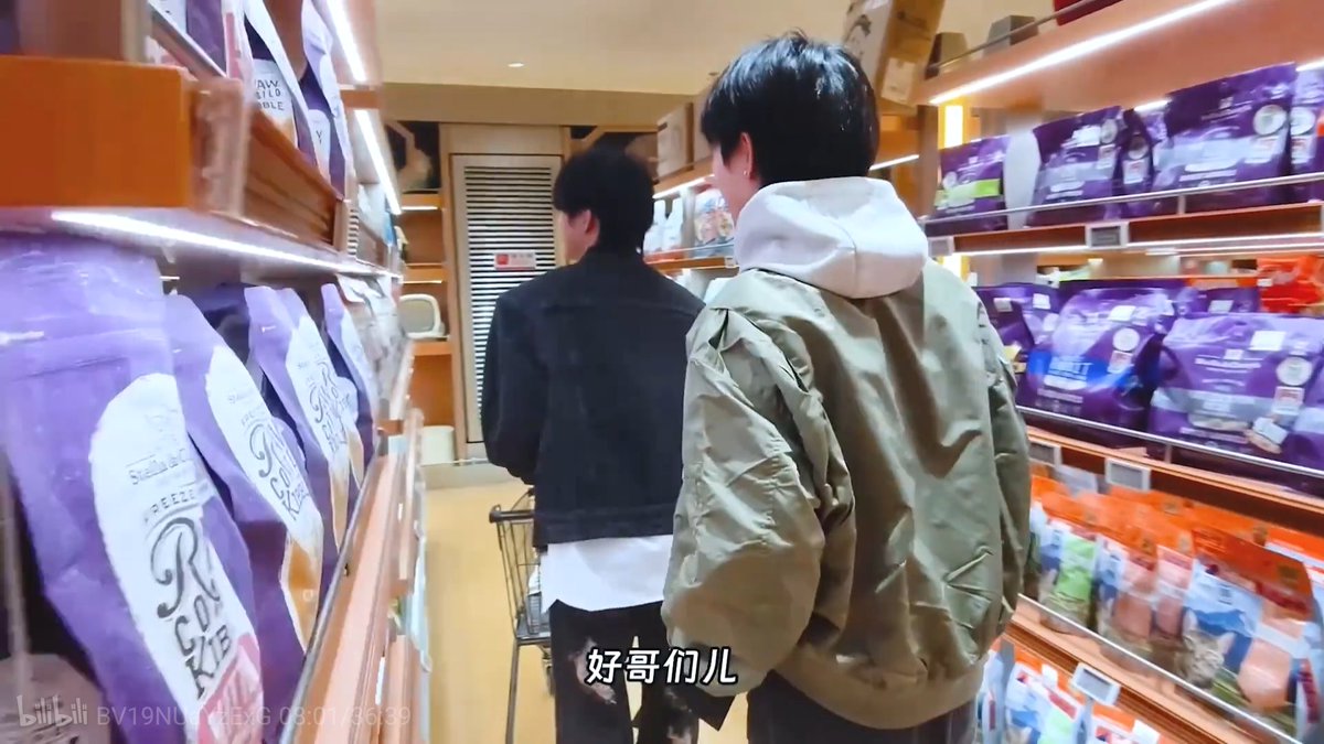 หวงซั่ว : ฉันรู้ว่ามันชอบกินอาหารแมวแบบไหน
จื่อโม่ : นายรู้จักแมวบ้านเขาอ๋อ
หวงซั่ว : ฉันกับแมวบ้านเขาอะ เป็นเพื่อนที่ดีต่อกัน 

น่ารักงะ😭😭😭😭🤍🤍🤍🤍