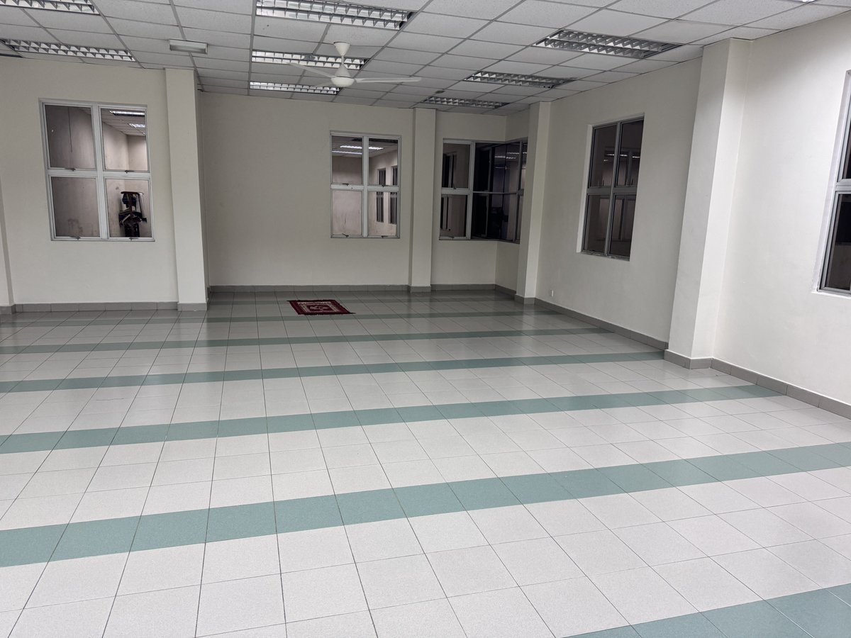 wenkt's tweet image. Aku baru kene kacau.

Aku stop isyak sini. Alone. Abih solat, aku bagi salam, aku dgr orang bagi salam gak. Aku pusing takde orang. 

Nasib baik dia tak tutup lampu. Skrg aku dalam kereta takleh drive 🥲