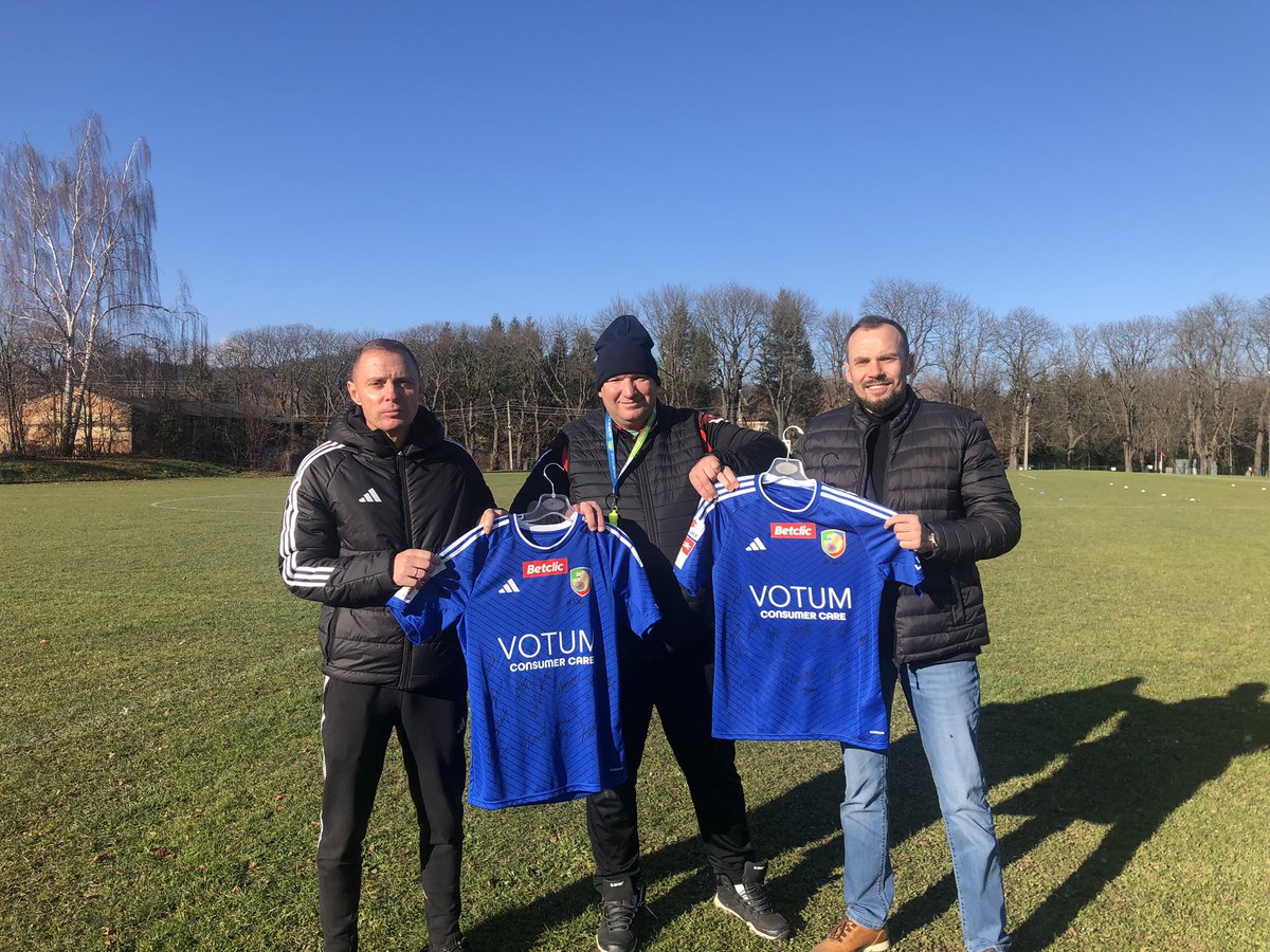Tomasz Brusiło (@tomaszbrusilo) on Twitter photo W imieniu całej Społeczności <a href="/MiedzLegnica/">MKS Miedź Legnica</a> przekazaliśmy do Trojana Lądek-Zdrój darowiznę wys. 12 620 zł. Dzięki Fundacji ESPA przekazaliśmy też sprzęt sportowy dla dzieci z Lądka poszkodowanych w czasie powodzi, by umożliwić im powrót do treningów ⚽️
<a href="/LaczyNasPilka/">Łączy nas piłka</a> <a href="/DolZPN/">Dolnośląski Związek Piłki Nożnej</a> W imieniu całej Społeczności <a href="/MiedzLegnica/">MKS Miedź Legnica</a> przekazaliśmy do Trojana Lądek-Zdrój darowiznę wys. 12 620 zł. Dzięki Fundacji ESPA przekazaliśmy też sprzęt sportowy dla dzieci z Lądka poszkodowanych w czasie powodzi, by umożliwić im powrót do treningów ⚽️
<a href="/LaczyNasPilka/">Łączy nas piłka</a> <a href="/DolZPN/">Dolnośląski Związek Piłki Nożnej</a>