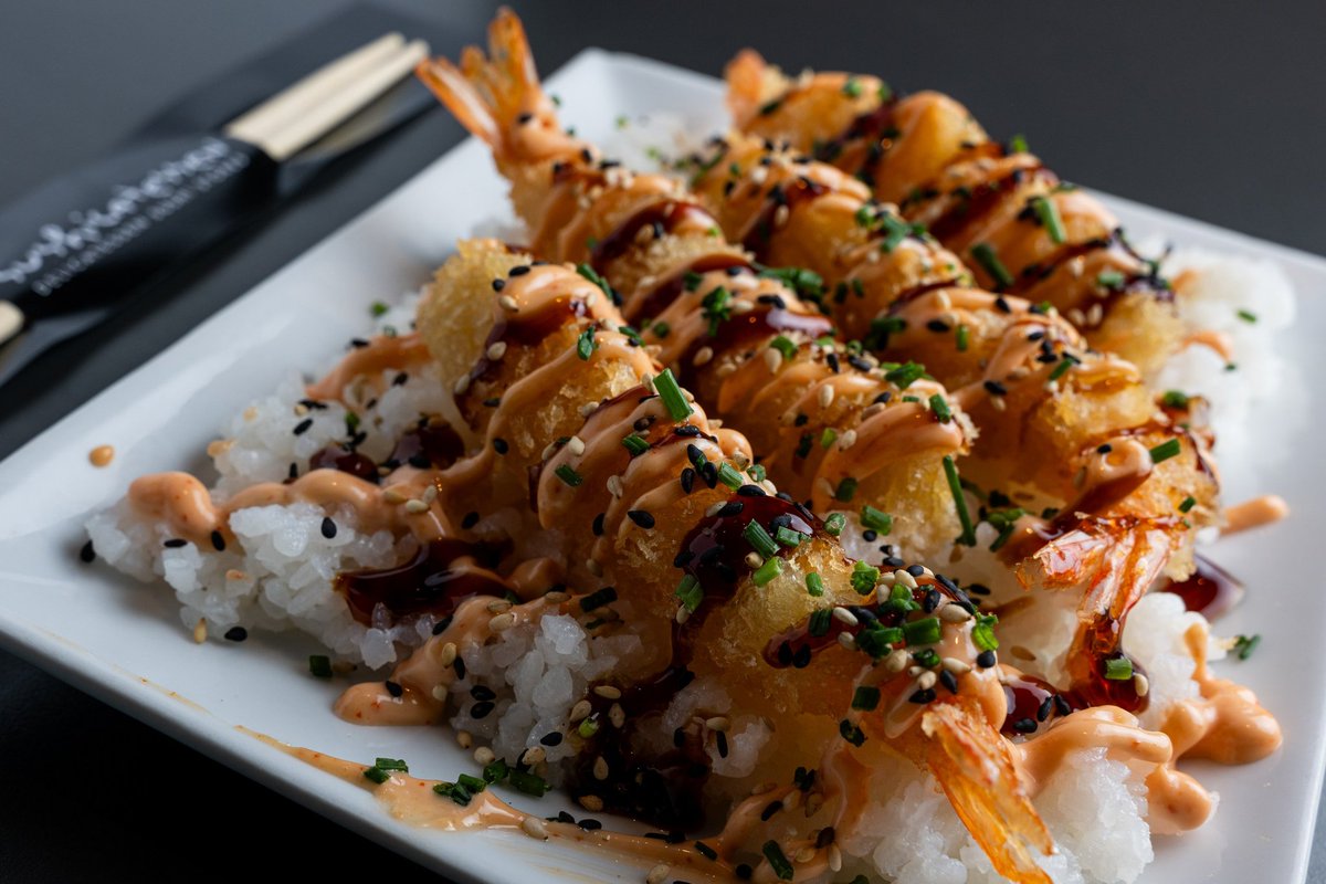 LANGOSTINO OHISI

Hoy te traemos una propuesta que no te va a dejar indiferente🙌🏼 

4️⃣Langostinos panko sobre una base de arroz, coronados con salsa ligeramente picante🌶️, salsa teriyaki y topping de cebollino y sésamo🤓

Tu pedido en 🛍️ sintenedor.es