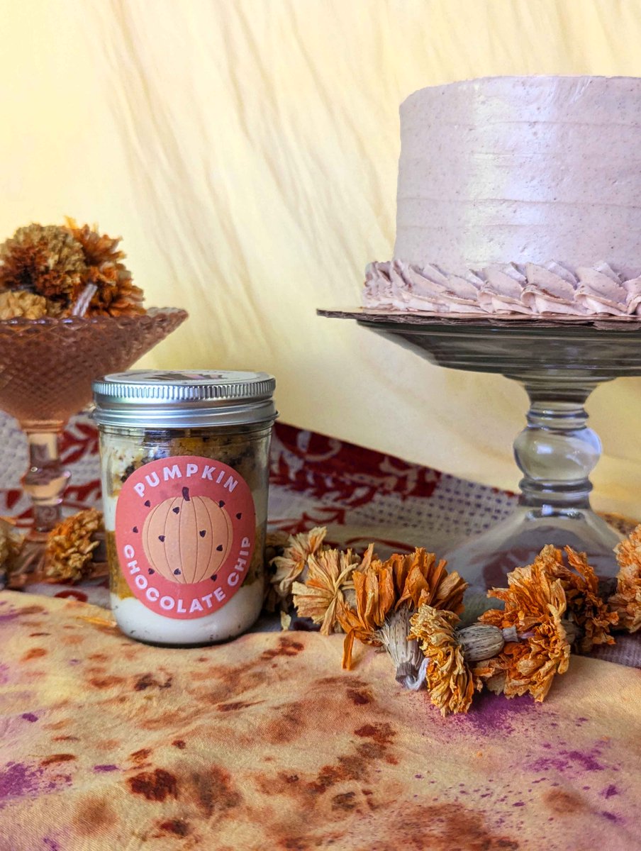 Fall in love with our autumn specials! Come by today between 10am and 5pm for some maple cinnamon and pumpkin spice favorites!

#charmcitycakes #cake #aceofcakes #baltimore #visitbaltimore #pumpkinchocolate #fall #autumn