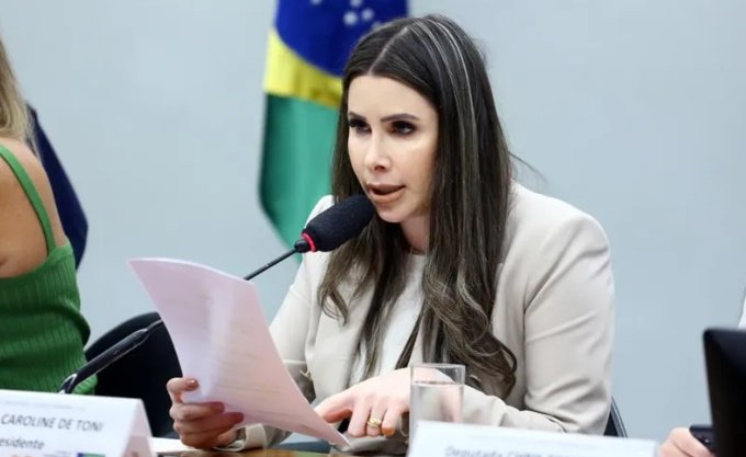 ThiagoResiste's tweet photo. ATENÇÃO!! Caroline de Toni indicou que NÃO VAI TRAMITAR  a PEC do FIM DA ESCALA 6X1!!

Ela segue livre de pressões, ontem milhares de pessoas foram às ruas e NENHUM CARTAZ OU DISCURSO cobrou dela ou de Arthur Lira a tramitação da PEC!!

O futuro presidente da Câmara, Hugo Motta, já se posicionou CONTRA e também não foi cobrado.

Já Lula, que não tem nada a ver com a PEC, foi fortemente ATACADO nos discursos, principalmente em Recife.