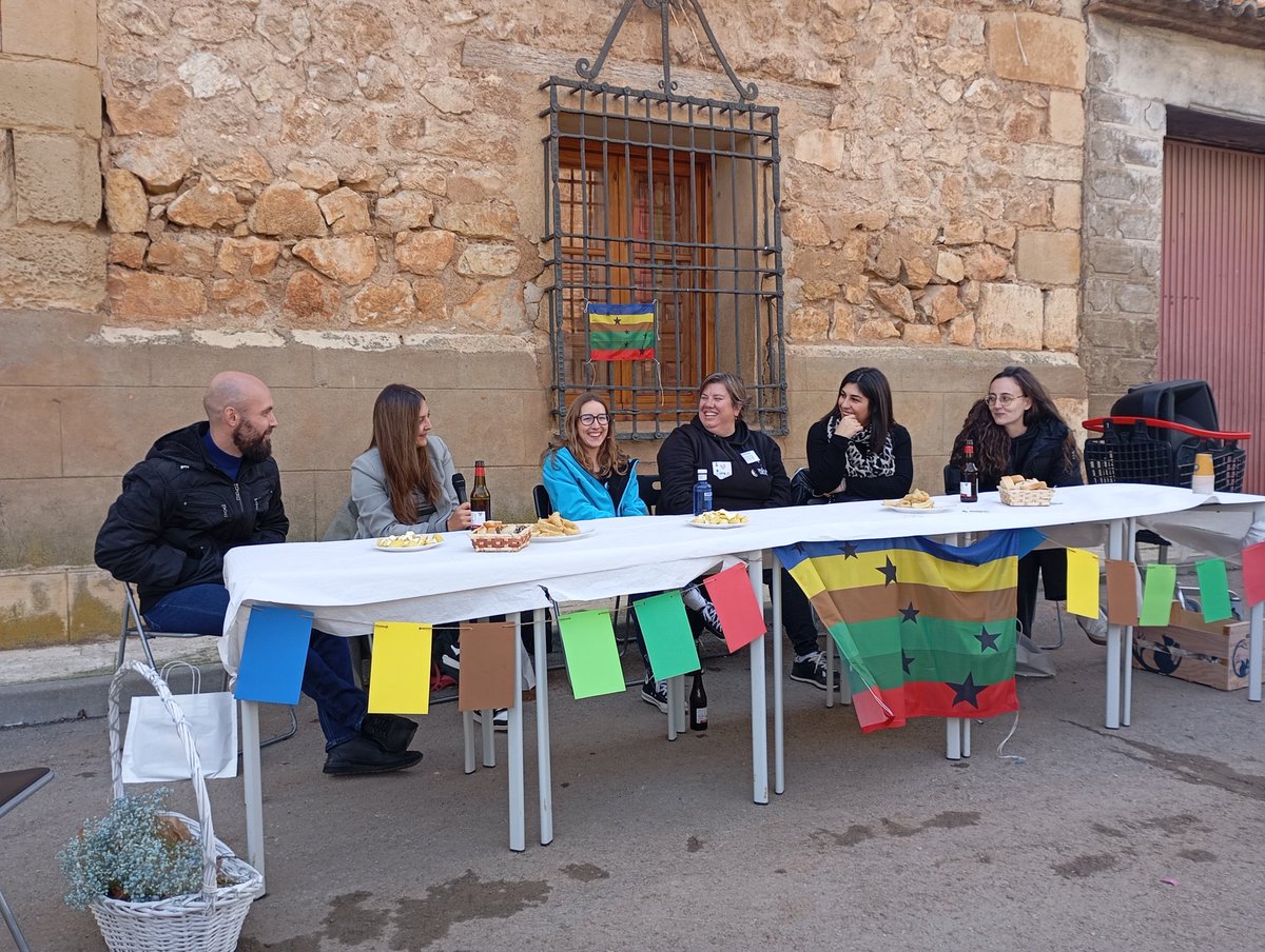 Eslampa's tweet photo. Hue ye lo día universal de l'argüello rural y en o Xiloca @OrgRuralJiloca fa una ripa d'actividaz en Odón. Entre ellas una mesa redonda-vermut pa charrar d'a choventut rural en a comarca. Pro interesant, porque sin chovens en os lugars no bi ha futuro! 🏞️✊ https://t.co/7OVldT4gXr
