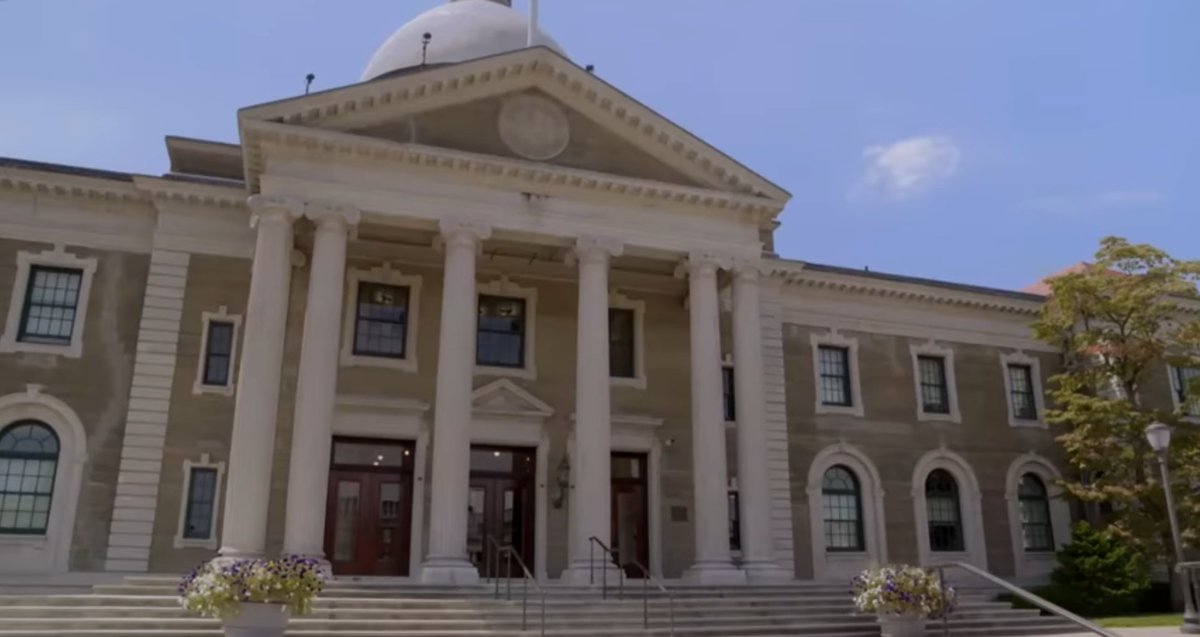 Narasi:
Ruangan persidangan terasa tegang dan hening, seolah waktu berjalan lebih lambat dari biasanya. Para petugas hukum sudah berada di posisi mereka masing-masing—penuntut dan asisten penuntut dengan berkas yang tertata rapi di mejanya, 

-c