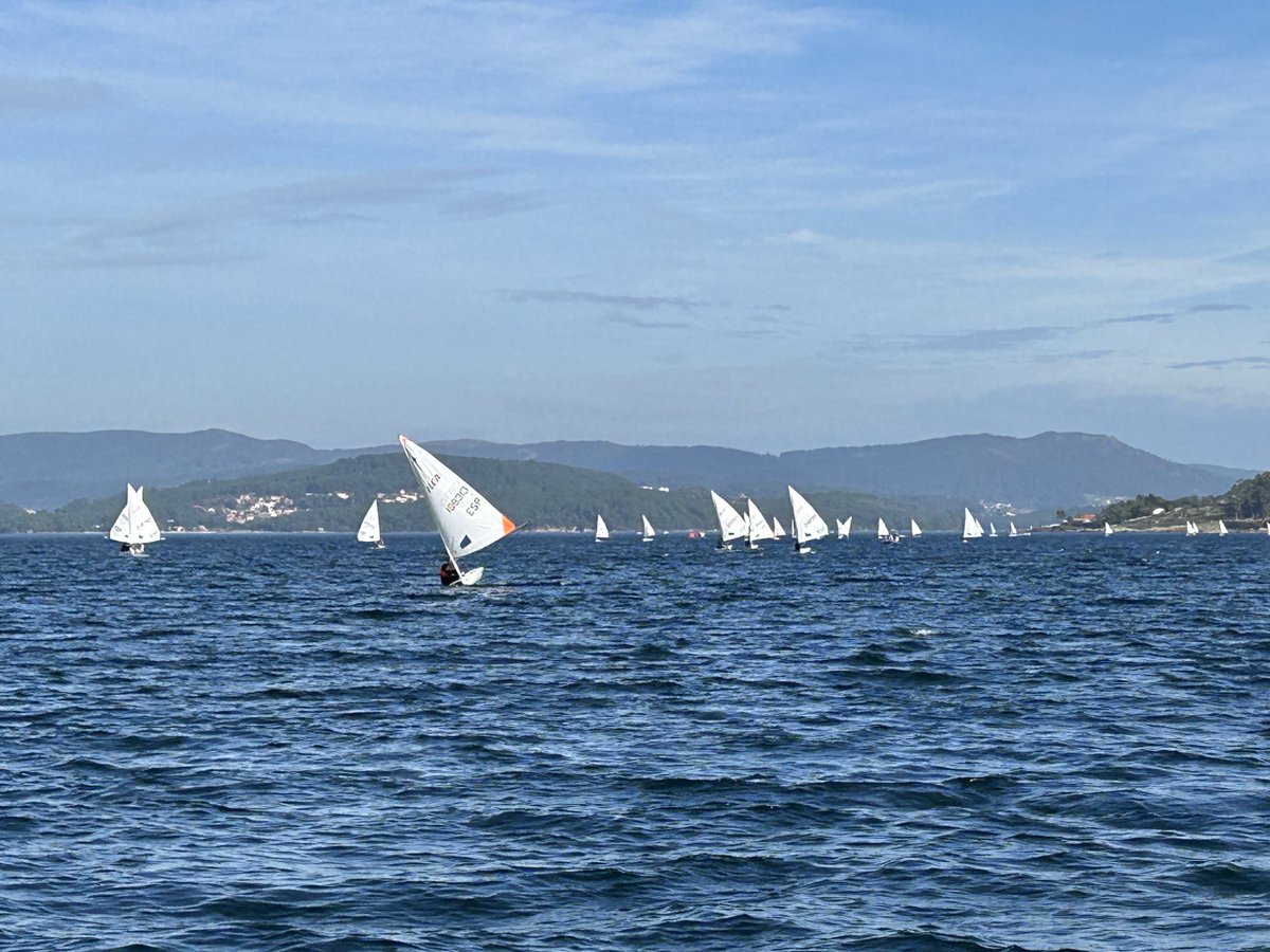 En_Foque_Com's tweet photo. La flota llegando al campo de regatas en ⁦@escuelavela⁩ Portosín para celebrar la primera jornada de la Clasificatoria de ILCA ⁦@gadis⁩ ⁦@Xunta⁩ ⁦@deporte_galego⁩ ⁦@Depucoruna⁩ ⁦@conportodoson⁩ https://t.co/WqeIS4O5BO
