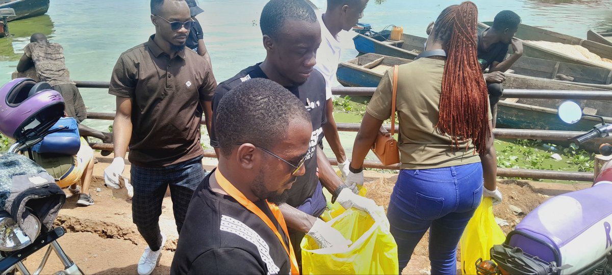 RotaryMedia256's tweet image. Service meets fellowship at Gaba Landing Site! 🌟 Rotaractors gave back to the community through a clean-up and blood donation while sharing memorable moments together. Every action counts! 🧹🩸📸 #RAS24UG #RotaractInAction #YouthForChange