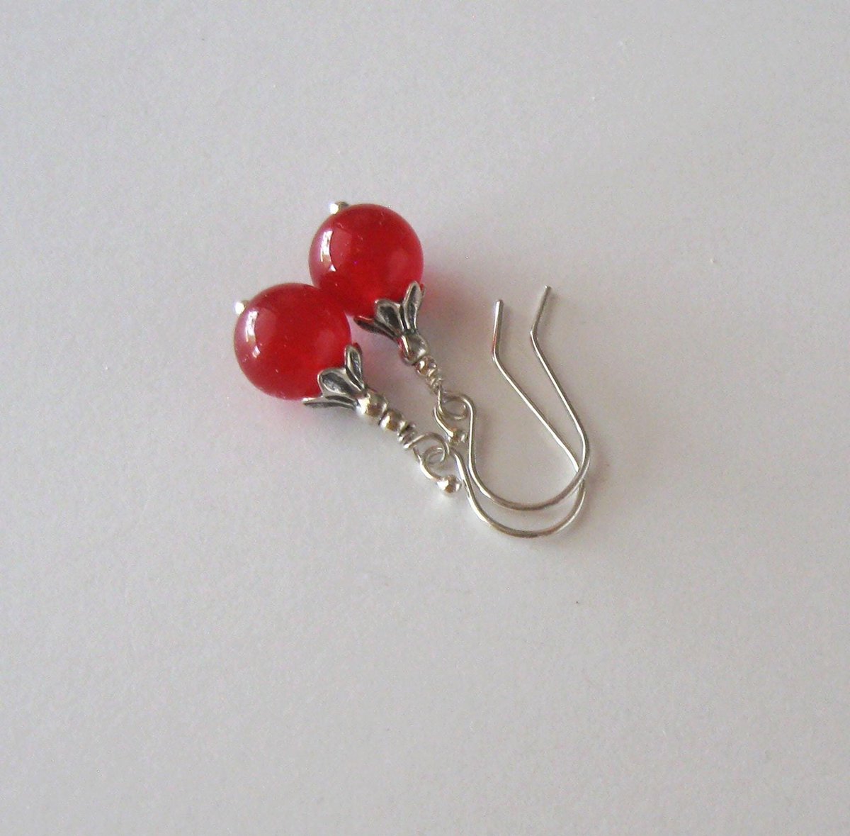 sendinglovegems's tweet image. Red Jade Sterling Silver Drop Earrings, 8mm Cherry Red Beads, 925 Ear Wire Options tuppu.net/9974f6df #SendingLoveGallery #Etsy #BaseChakra