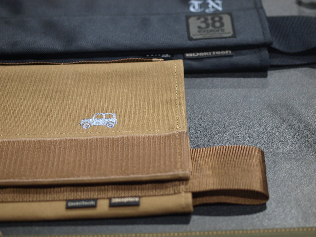 ysmyashima's tweet photo. 【NAMA SHISHU】
DekiTechがデザインしたオリジナルトートバッグに、なんとプロ用刺繍機で、その場で生刺繍しちゃいます!
こちらのトートバッグはOD缶が6つ入る設計になっています。
ぜひこの機会にお楽しみください!
#dekitech #FIELDSTYLE #フィールドスタイル #namashishu #トートバッグ https://t.co/pgQeyrtIKb