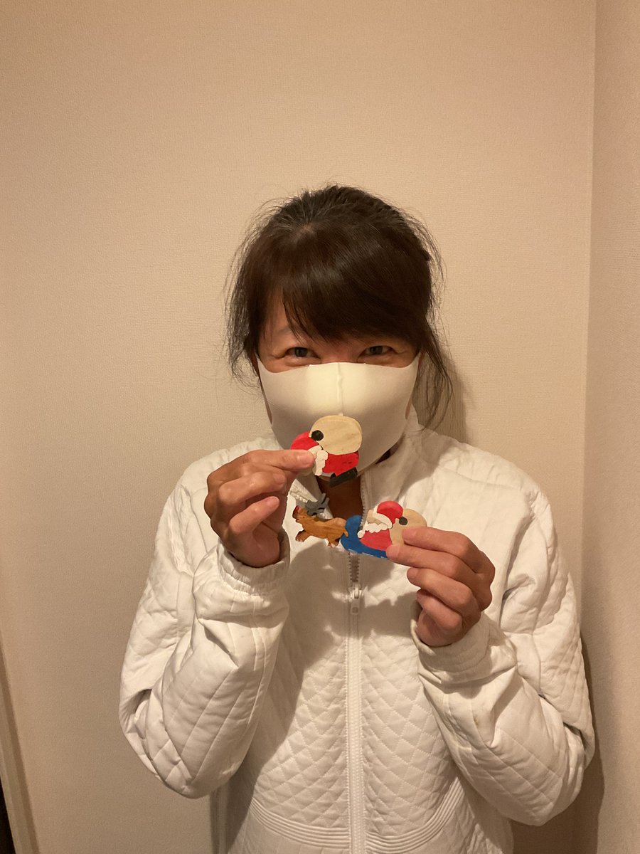 今夜は、忘年会のお声がけをいただきました。

大漁の魚、たくさんの手料理、何より、仲間の皆さまのエール。

むくんだ顔で申し訳ありませんでしたが、参加しました。

今日のために、なんと、クリスマスの形のモチーフを手作りしてくださり、プレゼントしていただきました。