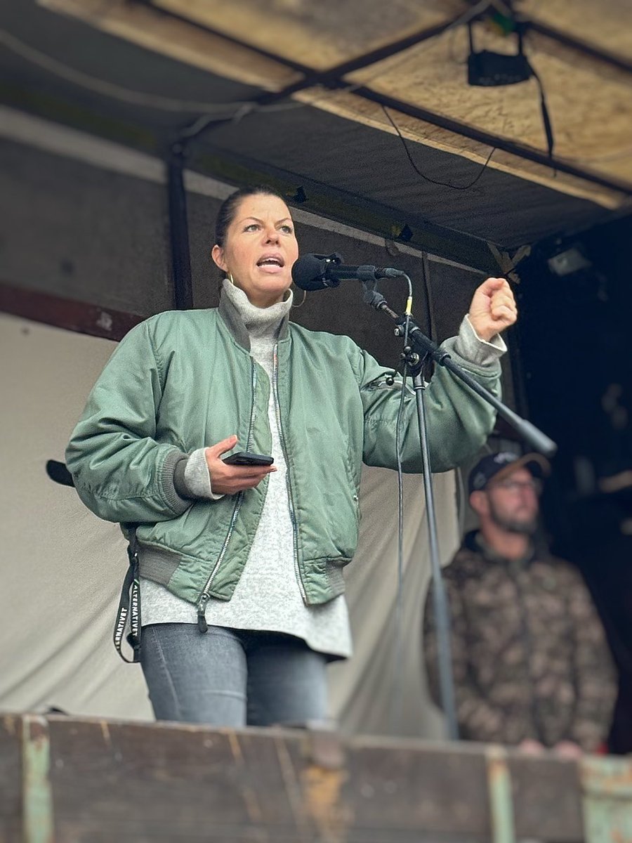 Er til demonstration for at slå ring om miljøet. For vores vandmiljøer er i knæ, kvalt i kvælstof fra landbruget. 

Og Treparten viser ikke vejen frem. Desværre. Aftalen risikerer at blive endnu et historisk politisk selvmål. Det må ikke ske. Derfor demonstrerer vi! #dkpol