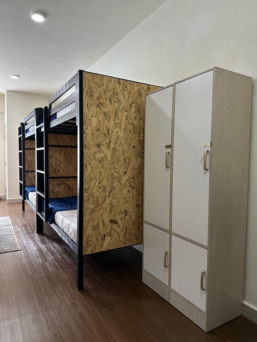 Twt_Cyberjaya's tweet image. 2 hari lepas ternampak iklan bilik sewa dalam group FB Cyberjaya. Rasanya rumah ni asalnya studio, tapi owner letak 4 katil double decker yang boleh muat 8 orang.

Rental RM550 per pax, so total owner akan dapat RM4,400 per month. Walking distance to McD dan KFC Edusphere.