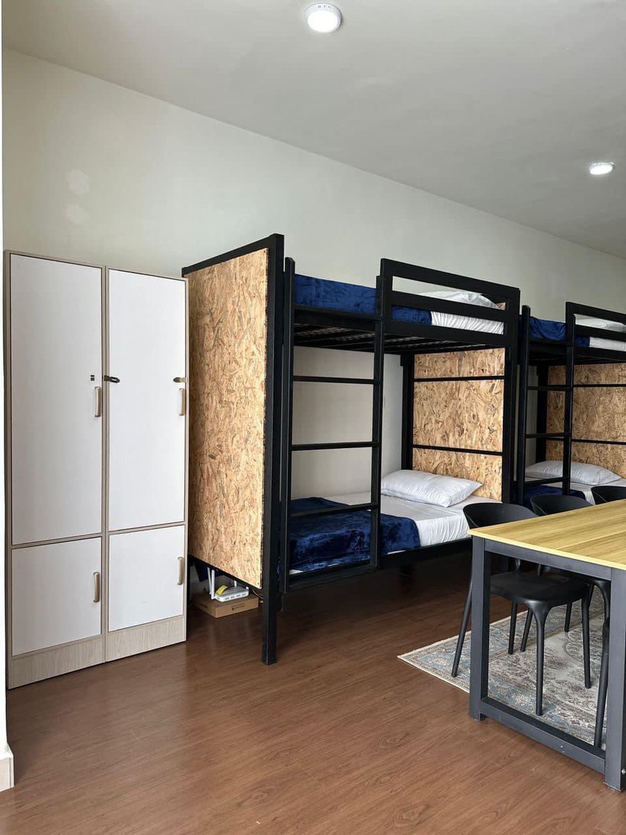 Twt_Cyberjaya's tweet image. 2 hari lepas ternampak iklan bilik sewa dalam group FB Cyberjaya. Rasanya rumah ni asalnya studio, tapi owner letak 4 katil double decker yang boleh muat 8 orang.

Rental RM550 per pax, so total owner akan dapat RM4,400 per month. Walking distance to McD dan KFC Edusphere.