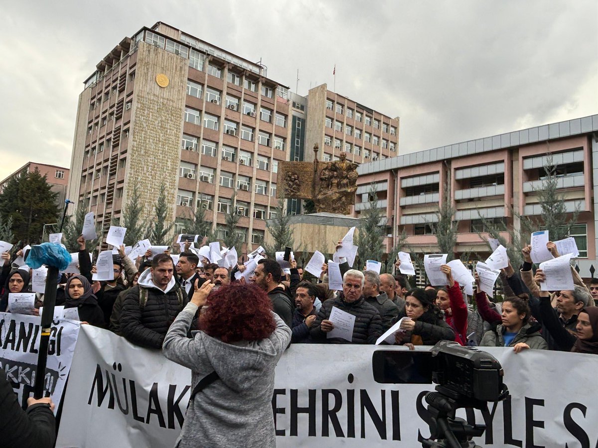 Yusuf Tekin bizlere 2023 KPSS ile kontenjana girmiş olanlar rahat olsun, 2024 KPSS'ye girmesine gerek yok dedi. Girmedik. Kontenjandaydım. Şimdi sırf Bursa'da mülakata girdiğim için dışındayım. Ne olur sesimizi duyun ne olur bir şey yapın 
<a href="/RTErdogan/">Recep Tayyip Erdoğan</a> 
#MuelakatlarTEKİNDeğil