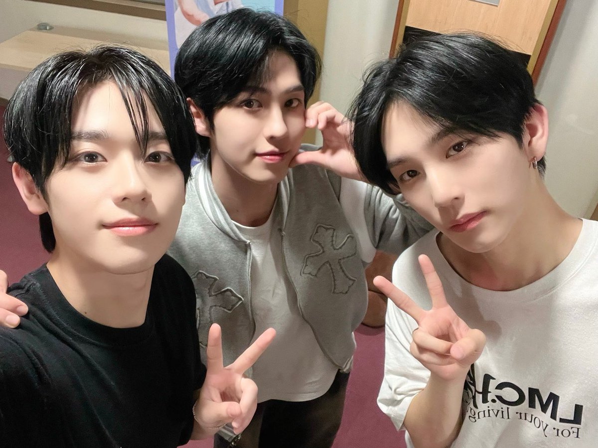 the_EPEX's tweet photo. [🎁]
토요일 밤엔 EPEX와 함께하는 웬디의 영스트리트지💜
EPEX와 함께 오늘 하루 행복하게 마무리 했기를 바라며 제니스 모두 꿀잠🍯 주무세요💕

#EPEX #이펙스 #Eight_Apex #韶華 #소화 #YOUTHDEFICIENCY #청춘결핍 #UNIVERSE #유니버스 #KEUM #금동현 #BAEKSEUNG #백승 #AYDEN #에이든 #영스 #영스트리트 #youngstreet #sbsyoungstreet
