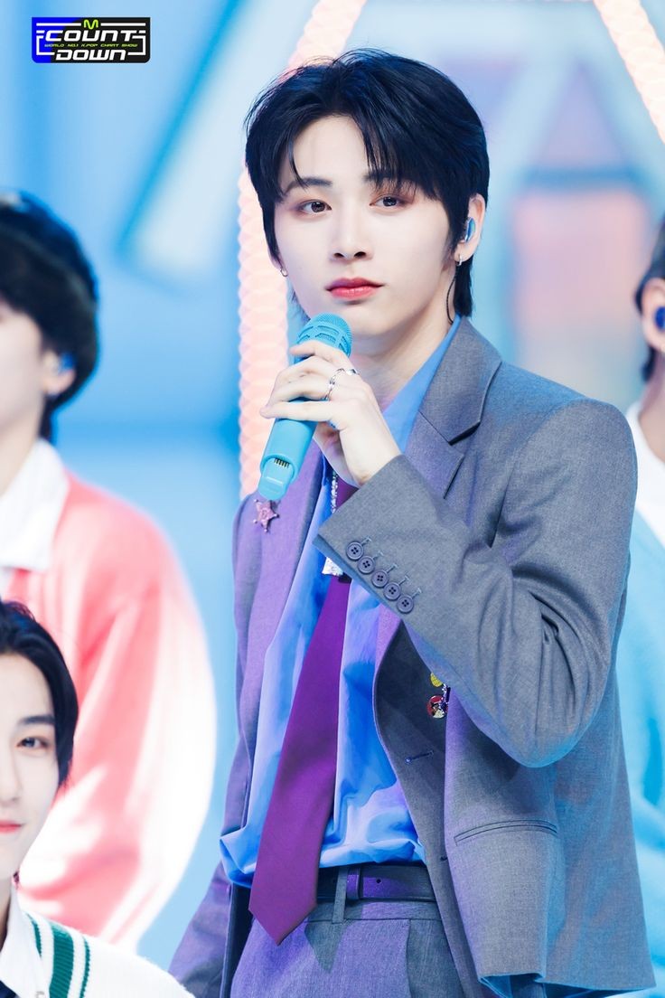 taesanj's tweet image. Ia menghela napas sebentar dengan maksud mempersiapkan diri, "Gak kerasa ya waktu secepat ini berlalu, perasaan baru kemarin kita ngerjain misi untuk nebak identity. Jujur, di sini para Vanguard siapa yang belum siap ditinggal?!"