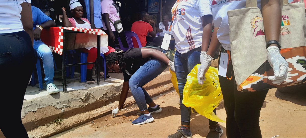 RotaryMedia256's tweet image. At Gaba Landing Site, Rotaractors showed the true spirit of service! 🌟 A cleaner environment, life-saving blood donations, and unforgettable moments of fellowship. We are the change we want to see! #RAS24UG #ServiceAboveSelf #RotaractInAction