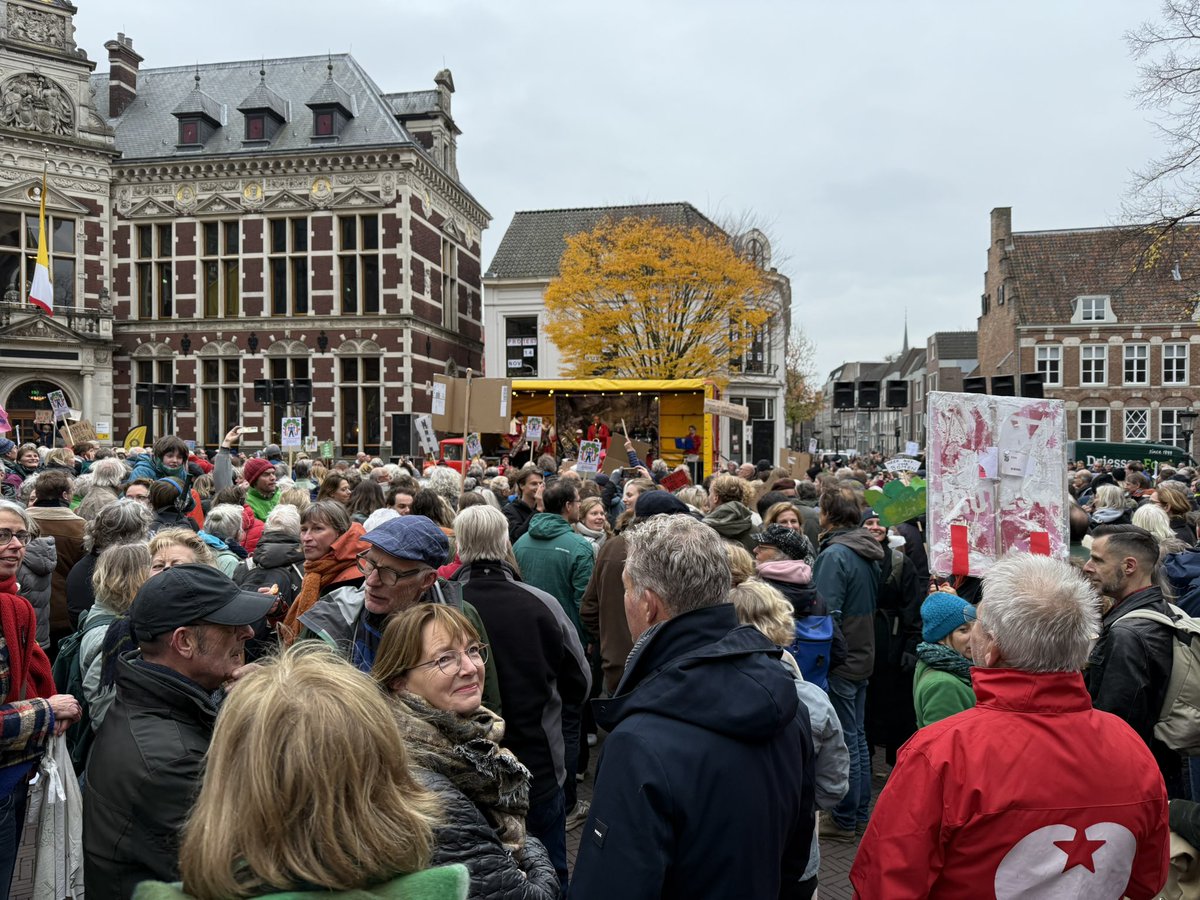 Protestmanifestatie behoud Amelisweerd. Eén bos is meer waard dan een snelweg met iets meer vaart.