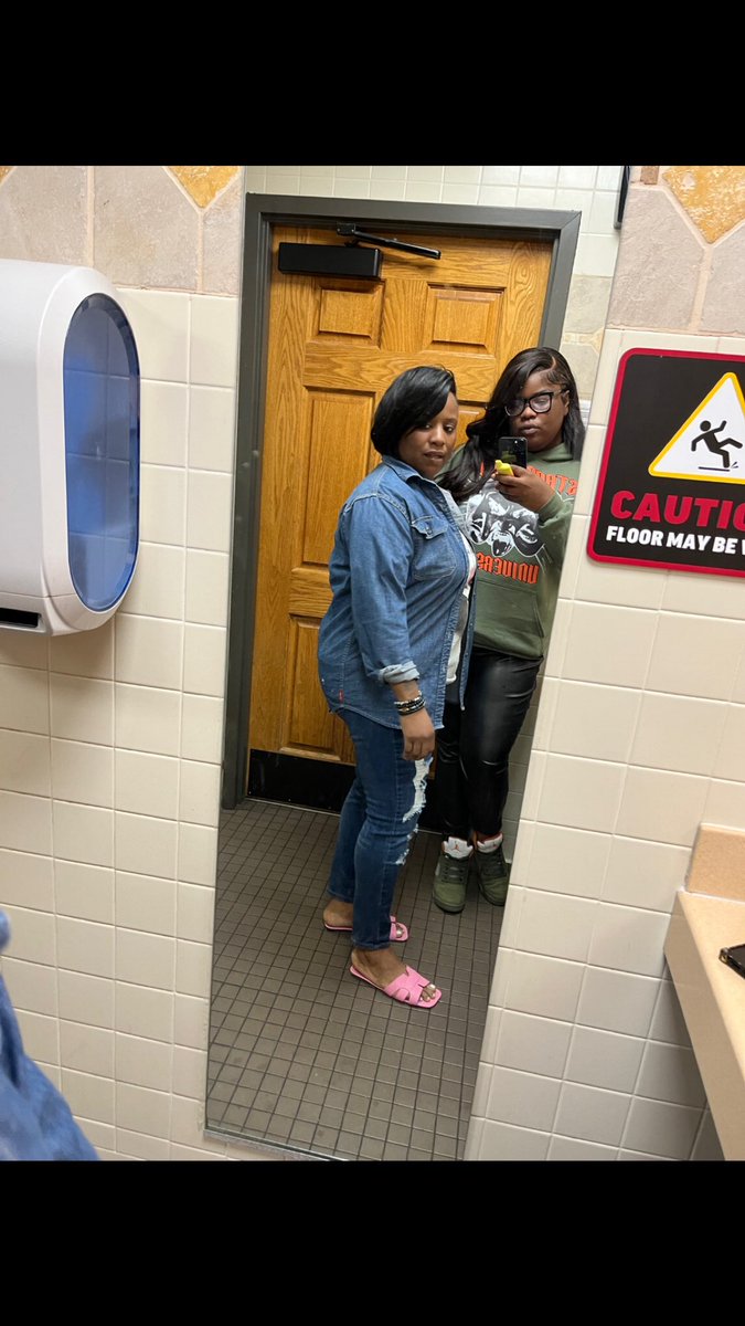 theebiggestt's tweet photo. My life came to an end when they told me you was nvr coming back 😭😭😭💔 I love you ma i needed you more than ever I’m so fucked up mentally bout this shit!! Come back to me girl fr💔 https://t.co/XfU9zLWBTW