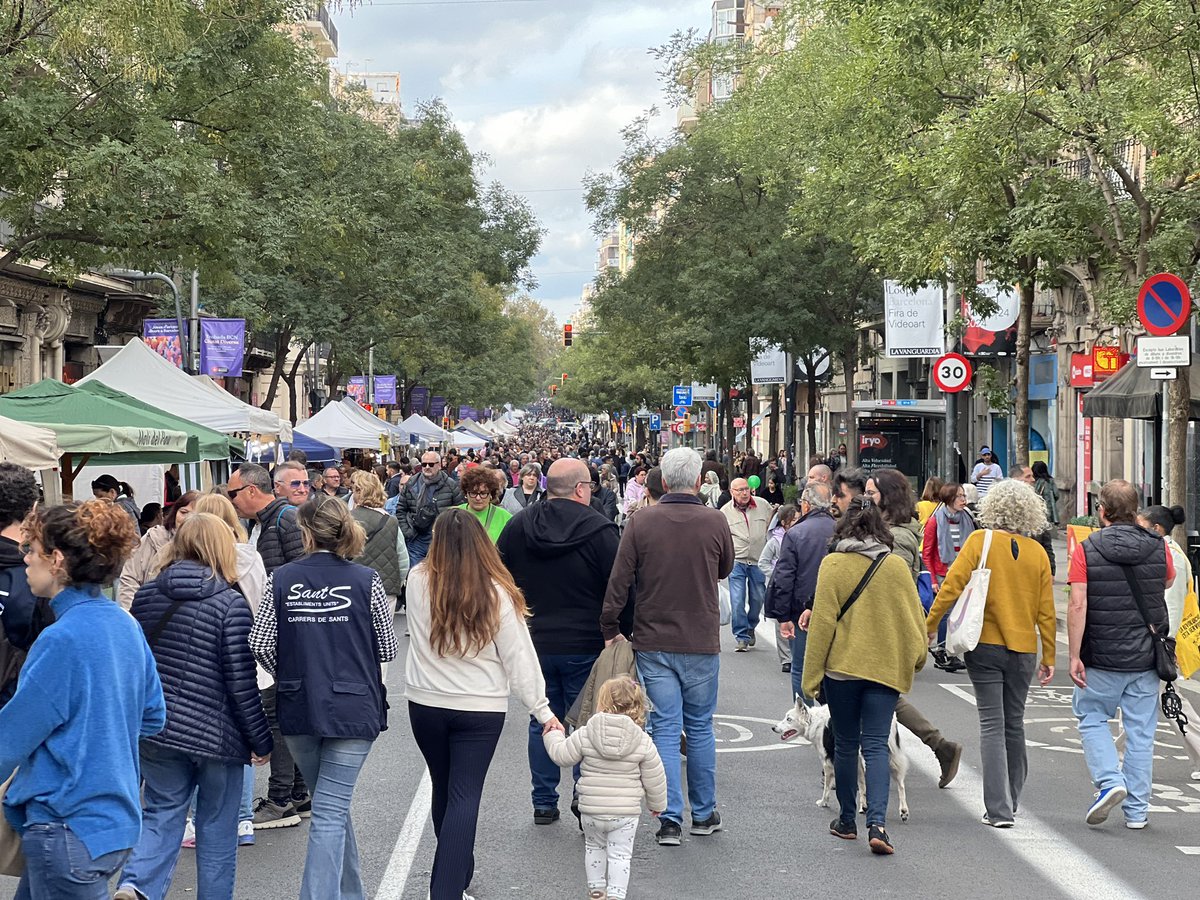 ancormesa's tweet photo. 🛍️Un altre cap de setmana de gaudir #ObrimCarrers a Sants però aquest dissabte, a més, ha tingut lloc una de les fires de comerç més grans de Catalunya.
Moltes felicitats @CarrerdSants per organitzar de nou un #Tradicat que ens fa sentir molt d'orgull dels nostres barris!🥰 https://t.co/kLoaLa4pSf