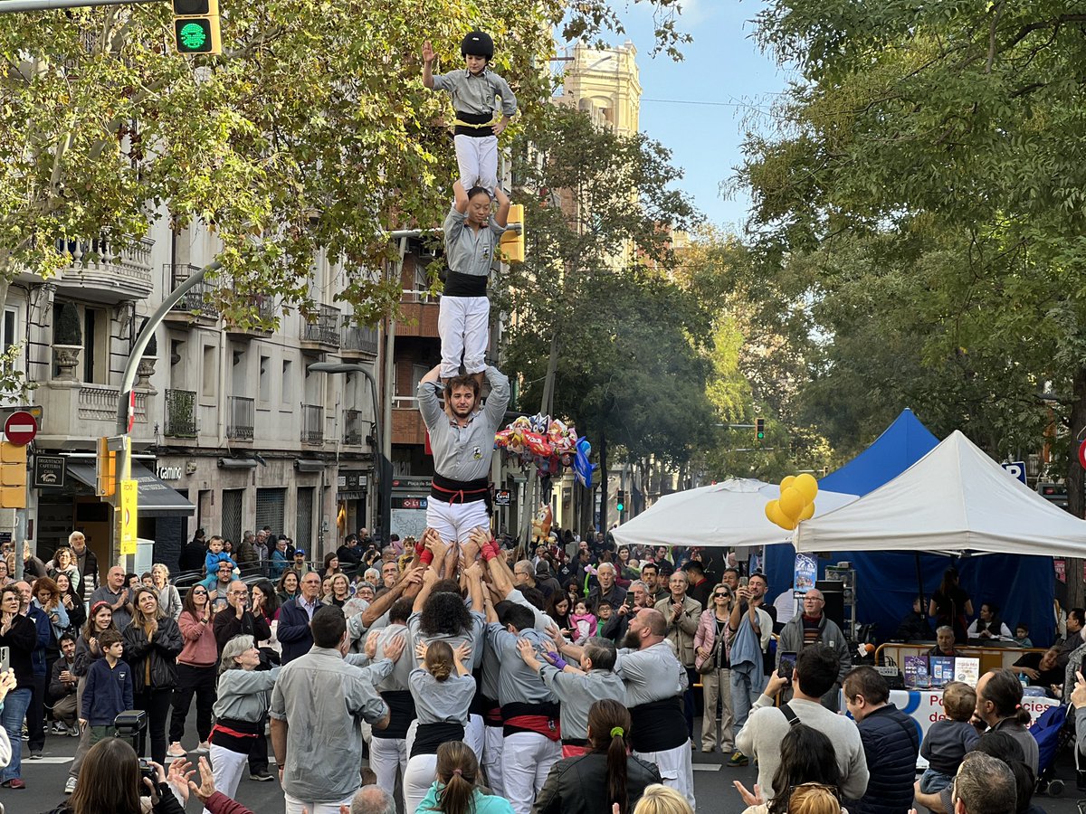 ancormesa's tweet photo. 🛍️Un altre cap de setmana de gaudir #ObrimCarrers a Sants però aquest dissabte, a més, ha tingut lloc una de les fires de comerç més grans de Catalunya.
Moltes felicitats @CarrerdSants per organitzar de nou un #Tradicat que ens fa sentir molt d'orgull dels nostres barris!🥰 https://t.co/kLoaLa4pSf