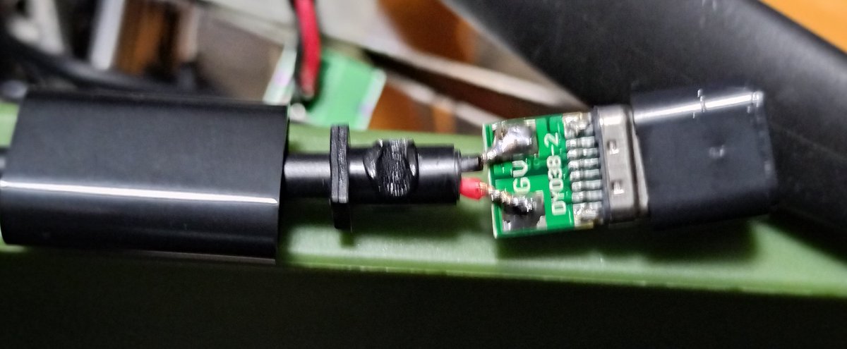 sataemon's tweet photo. SC-88VLをUSB-PD供給にしてみた。
#ROLAND #soundcanvas
部品はアリエクで9Vトリガーコネクタ247円、DCコネクタケーブル865円/5個(単価173円)、計420円。それに適当なUSB PD電源を利用。(秋月電子のPD20W Type-A/Type-C 980円) https://t.co/t25ajT4qfe